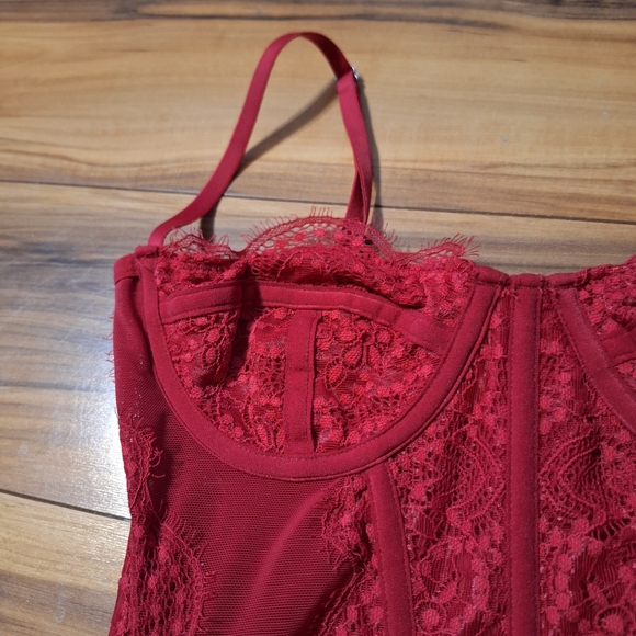 Out From Under M Red Lace Corset Top Y2K 90s Romantic Feminine Vamp Club Date - Picture 3 of 7